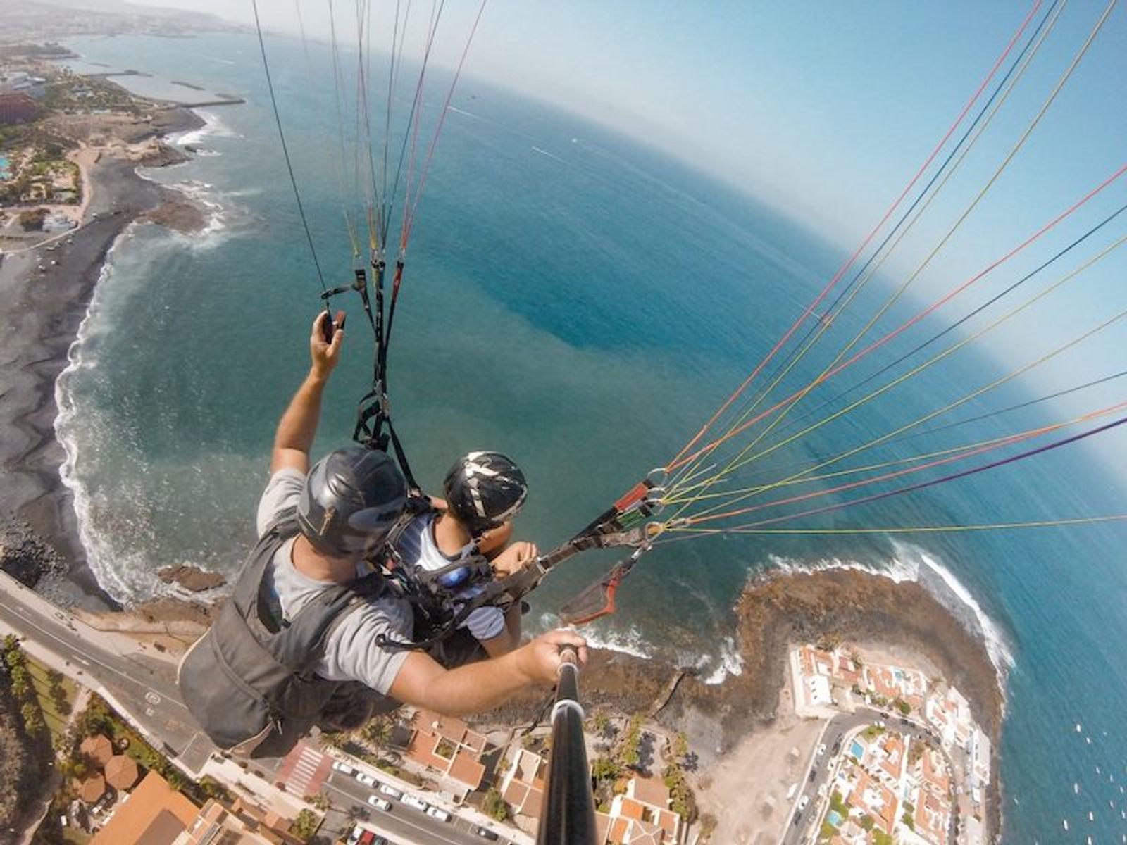 Vuelo en parapente biplaza con el monitor sobre la costa de Adeje