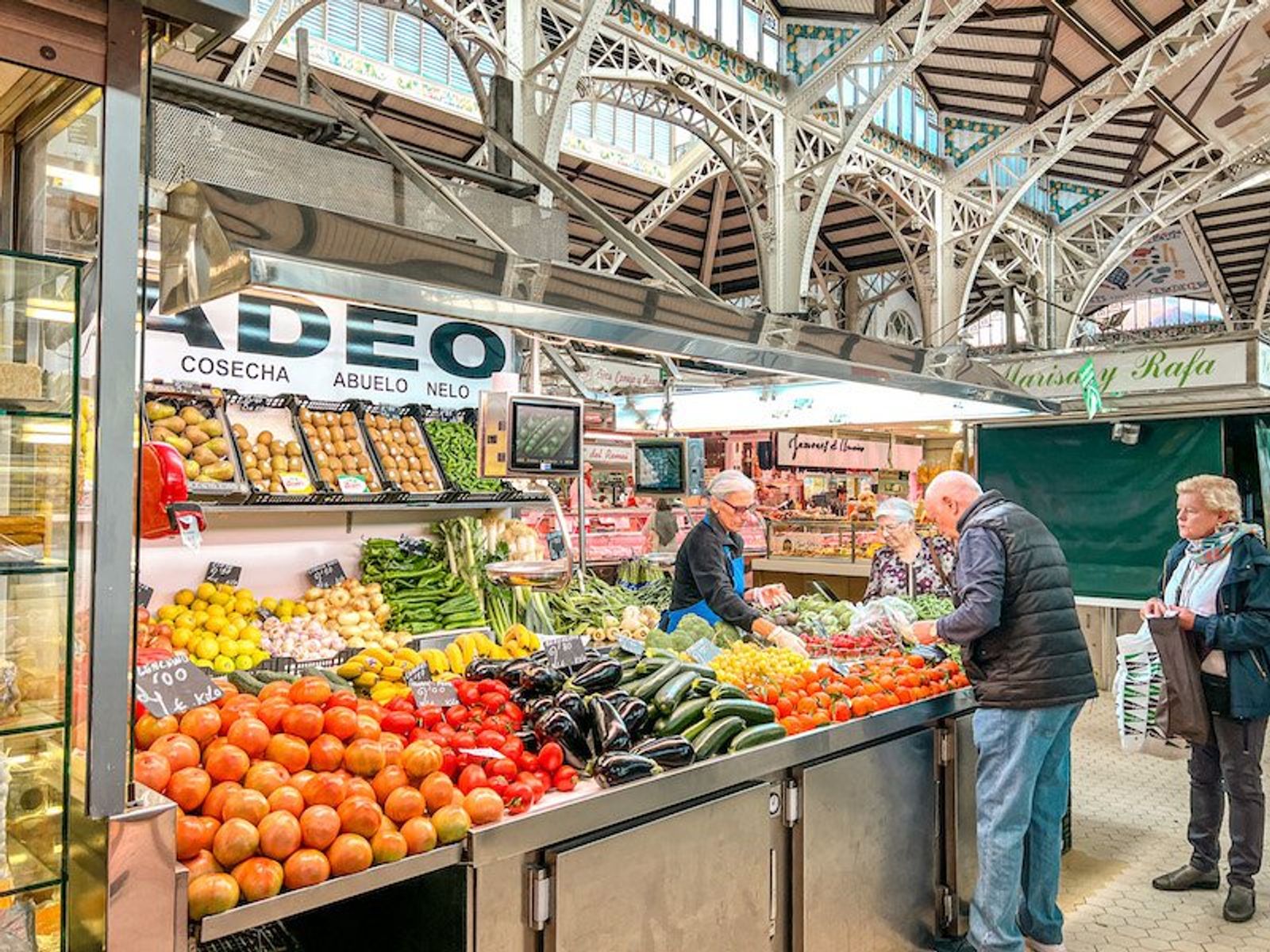 Puesto de frutas y verduras en el Mercado Central de Valencia 