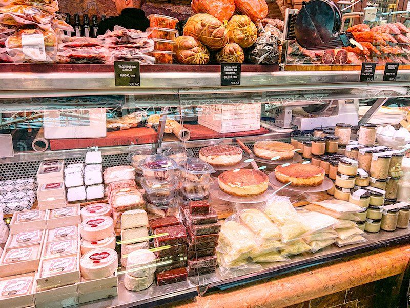 Quesos y embutidos en el Mercado Central de Valencia