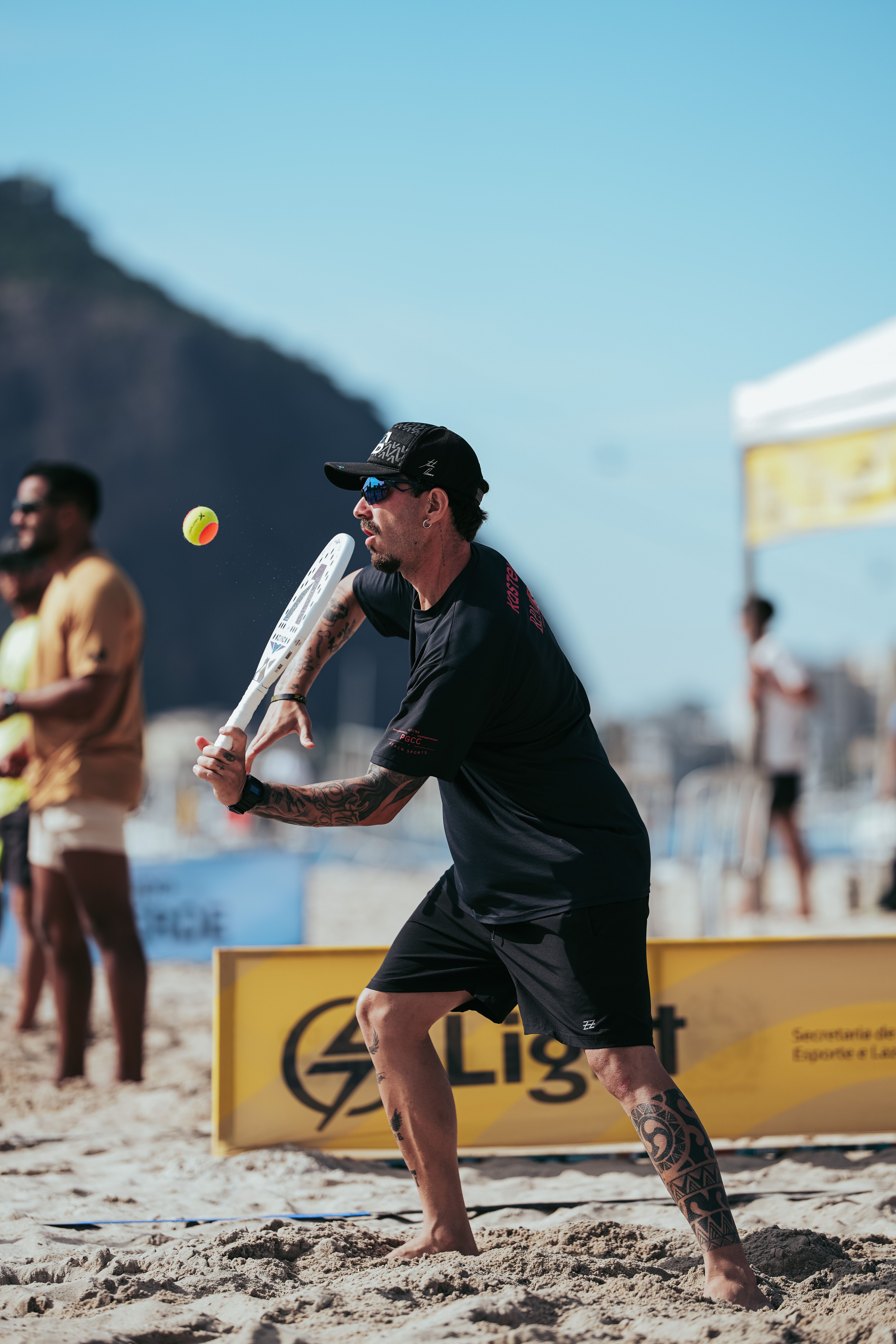 Pé na Areia e Zero Barreiras: O Guia para Começar no Beach Tennis no Recreio e na Barra