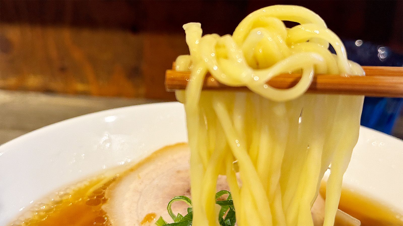 心海のしょうゆラーメンの中太麺