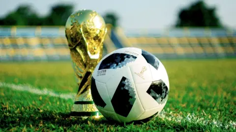 W杯初戦前夜 多摩市・三鷹市・青梅市の自治体がサムライブルーを一斉応援