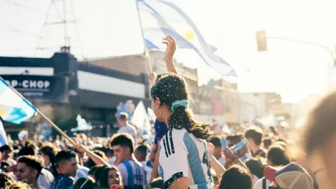 多摩センターでW杯を大画面観戦! DAZNが全国102会場でPV開催