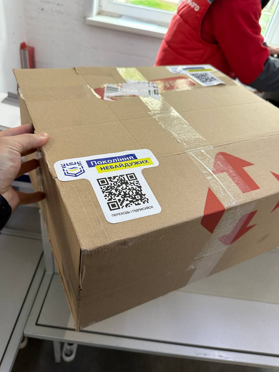 Передано черговий пакунок з продуктами та ліками українцям, які в скрутному становищі