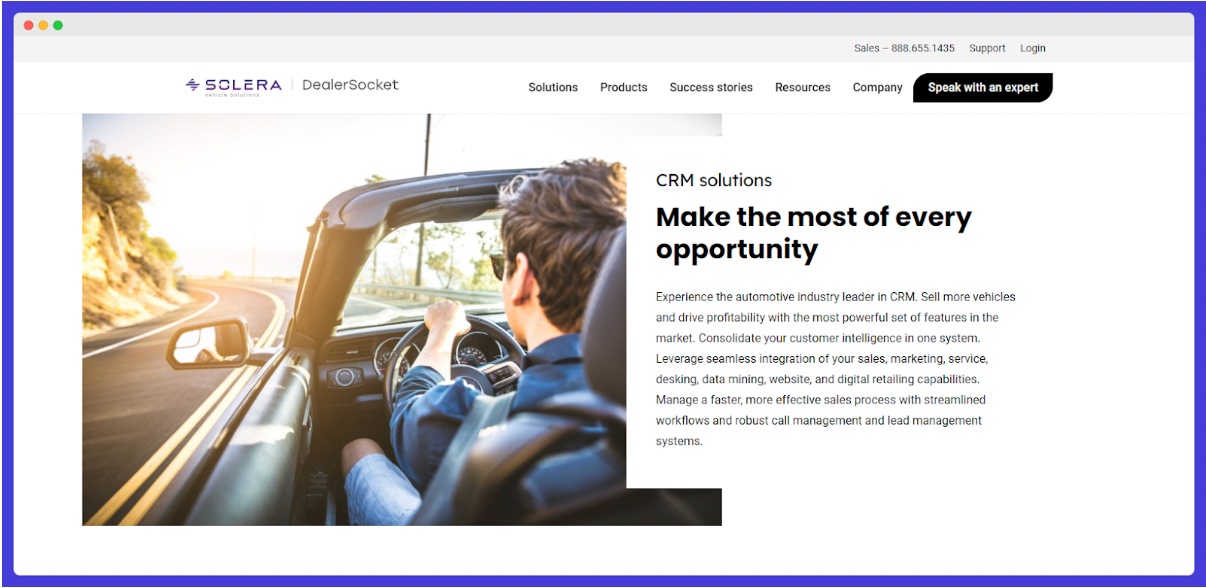 Página web de Solera DealerSocket con un hombre conduciendo un descapotable, junto al titular «Aprovecha al máximo cada oportunidad» para soluciones de CRM.