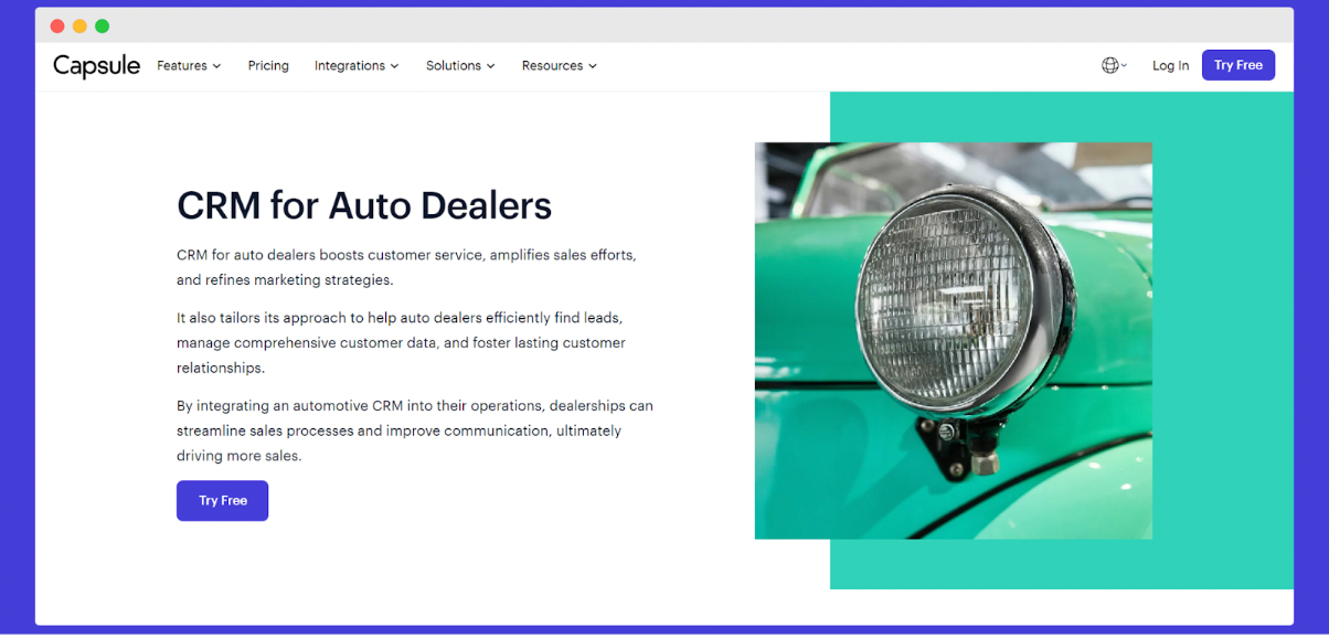 Página web de Capsule CRM para concesionarios de autos, que muestra el faro de un coche clásico.