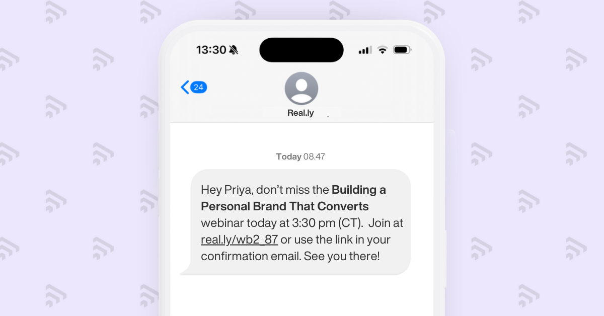 Un teléfono inteligente muestra un ejemplo de campaña de marketing por SMS promocionando un seminario web que incluye el nombre, la fecha y el título del seminario, así como un enlace para registrarse o unirse al evento virtual
