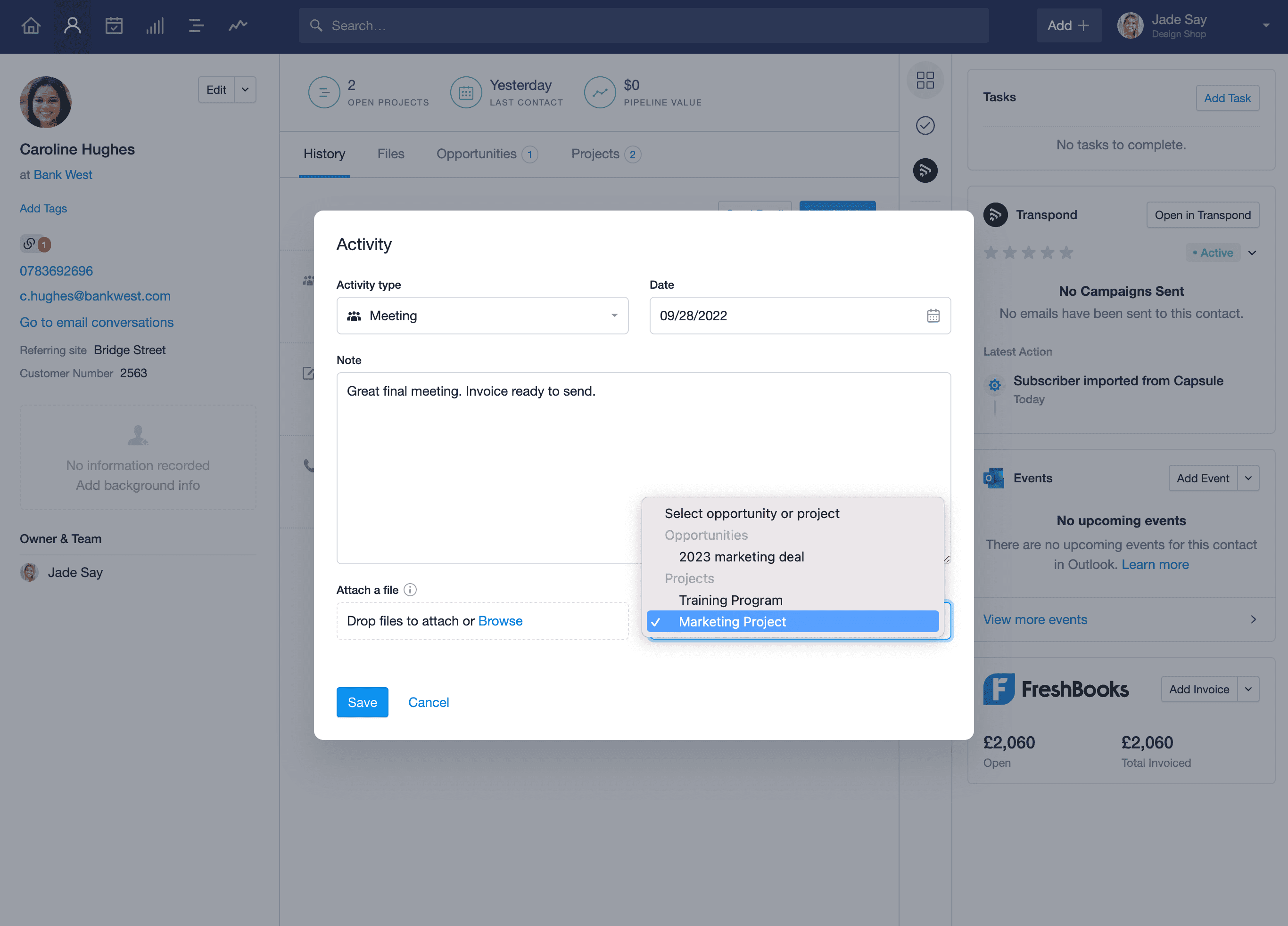 Modal de registro de actividad abierto con un menú desplegable que muestra la opción de vincular una nota a las Oportunidades y Proyectos existentes de ese contacto