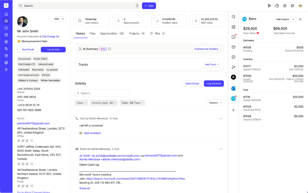 La captura de pantalla muestra la interfaz de Capsule CRM, con el registro de un contacto y un panel lateral que muestra las facturas importadas mediante la integración con Xero.