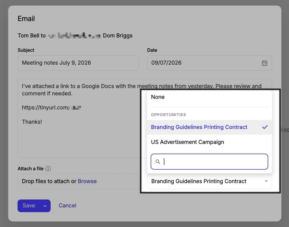 Modal de registro de atividade aberto com um menu suspenso exibindo a opção de vincular uma nota às Oportunidades e Projetos existentes desse contato