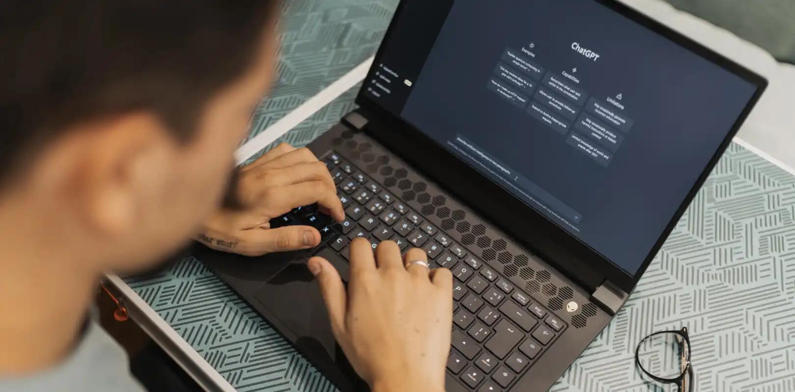 Persona usando chatgpt en una computadora portátil