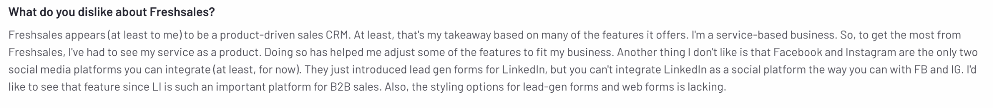 Reseña de Freshsales expresando insatisfacción con su diseño centrado en el producto, falta de integración social con LinkedIn y estilos limitados para la generación de clientes potenciales y formularios web.