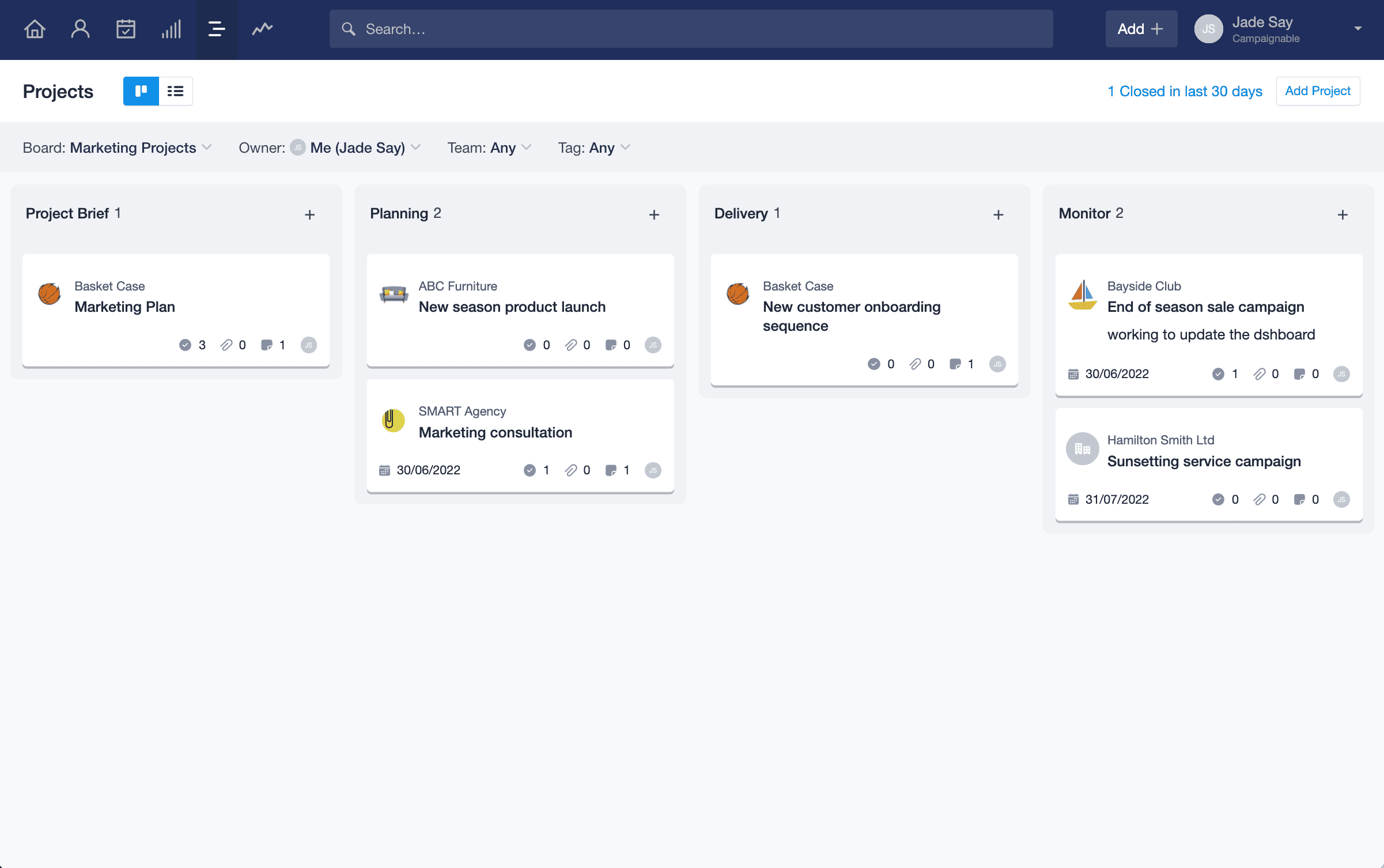 Vista de estilo Kanban mostrando columnas con diferentes títulos de etapas. Las tarjetas de proyecto están colocadas en cada columna del tablero para mostrar el progreso.