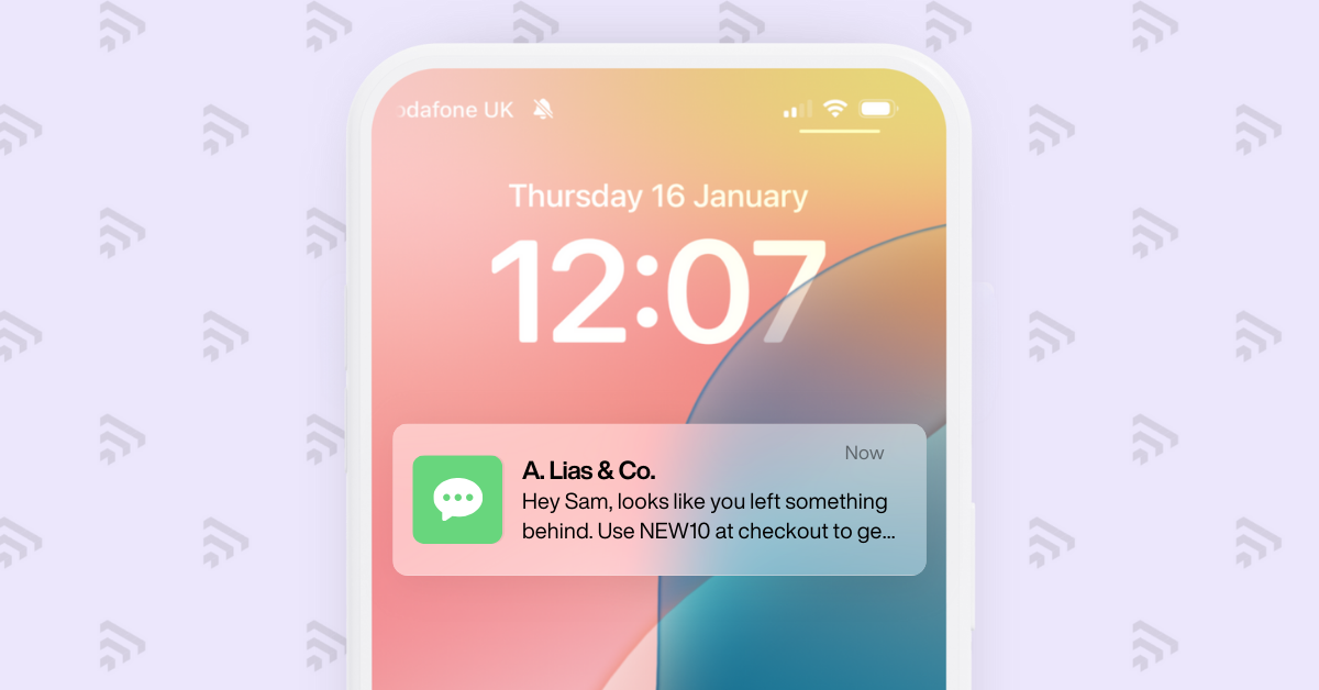 teléfono inteligente con una notificación de texto recordando al usuario que ha dejado algo en su carrito de compras de una tienda en línea. el mensaje ofrece un código de descuento falso para animar al cliente a volver al sitio y completar su compra