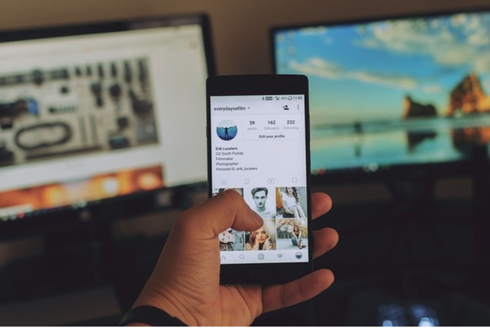 phone scrolling instagram