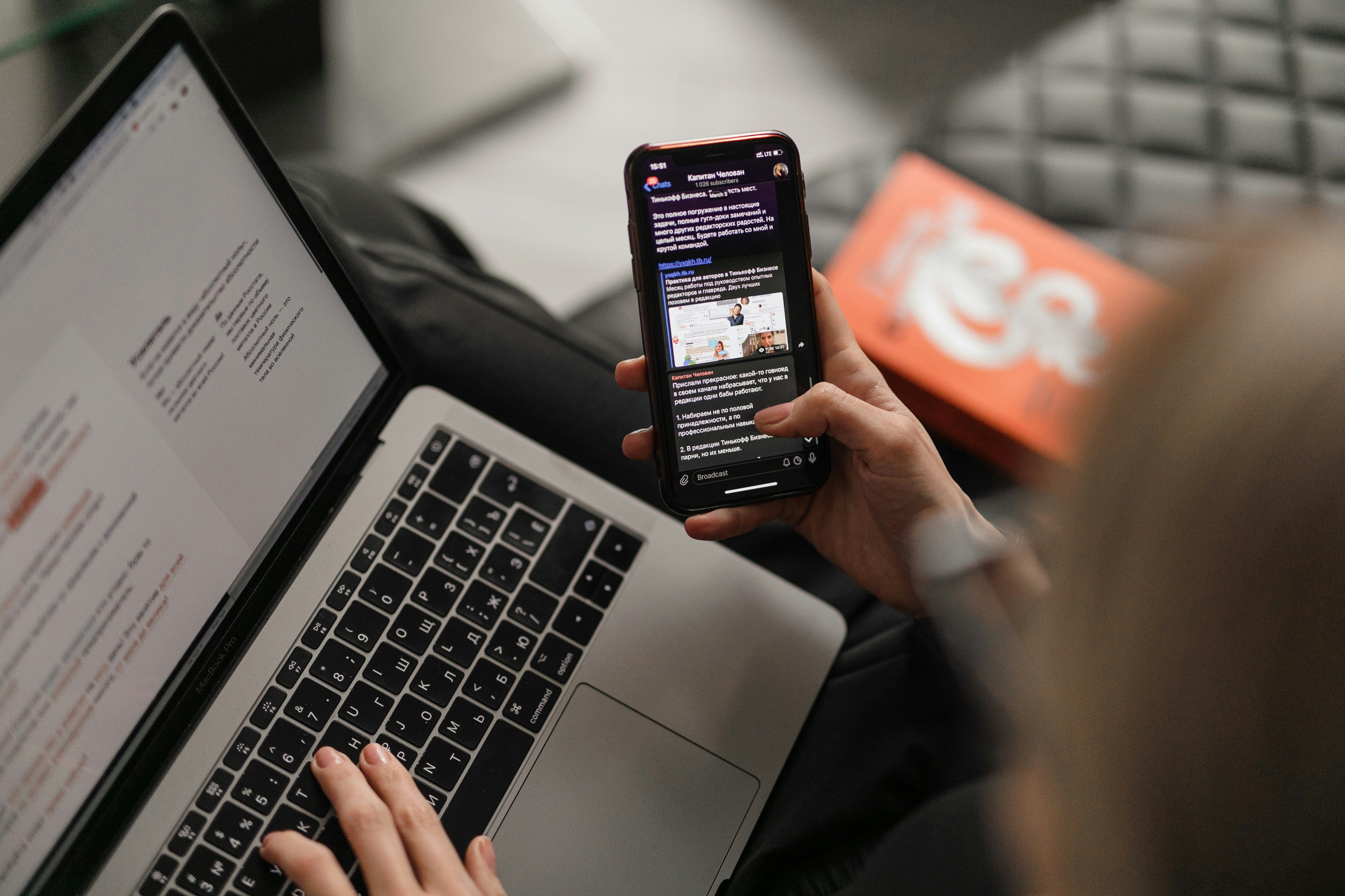 usando un teléfono y una computadora portátil
