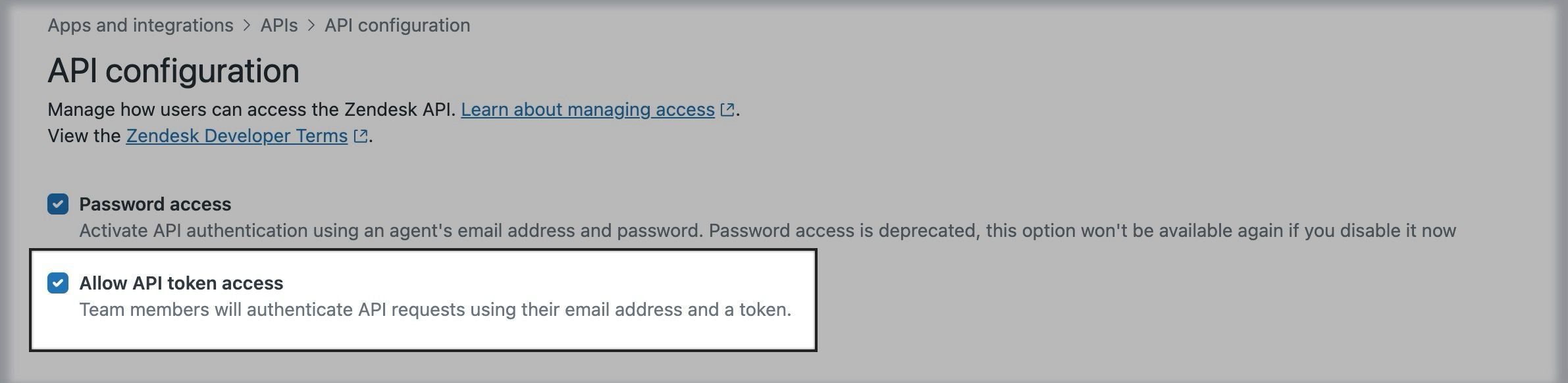 Capture d'écran de l'écran de configuration de l'API Zendesk montrant que l'option "Autoriser l'accès par jeton API" doit être cochée
