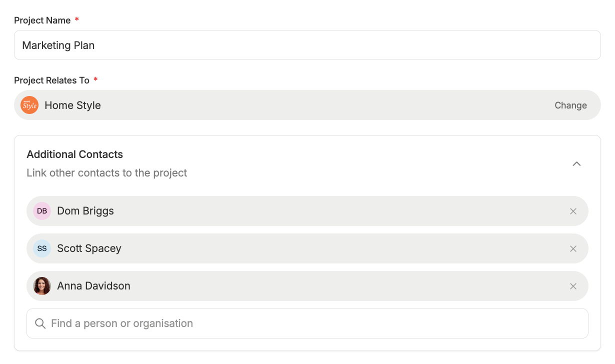 La page de modification du projet s’affiche avec une organisation et deux fiches de personnes associées. Une option permet également de rechercher d’autres fiches à ajouter au projet.