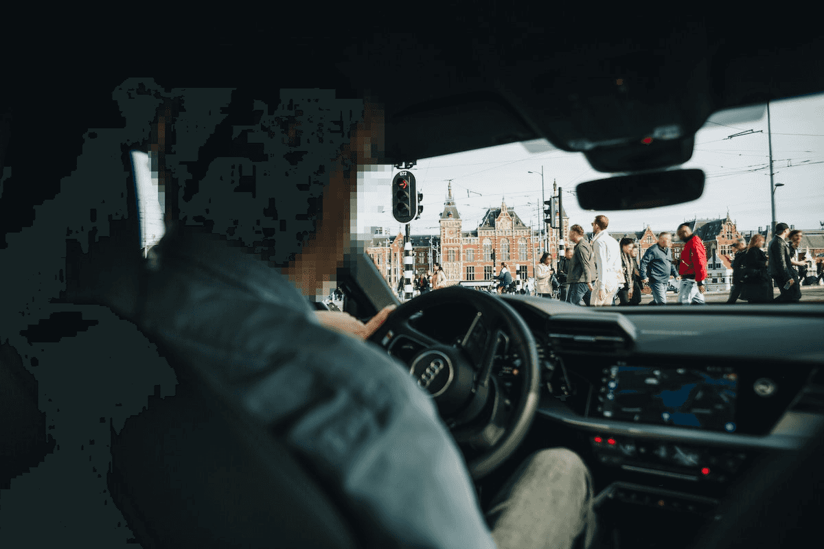 un hombre conduciendo un coche