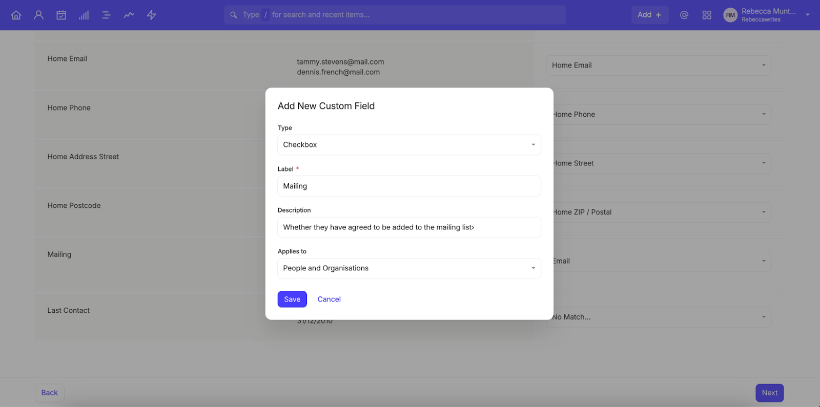 la captura de pantalla muestra a un usuario creando un nuevo campo personalizado en la aplicación Capsule CRM