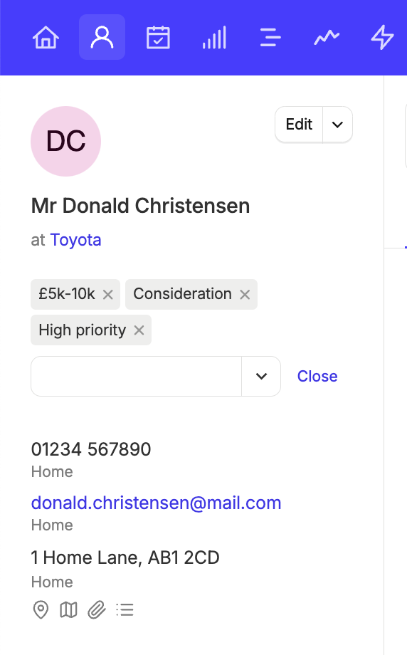 Una captura de pantalla muestra una página de contacto en Capsule con etiquetas añadidas, como alta prioridad y el nivel de suscripción del cliente.