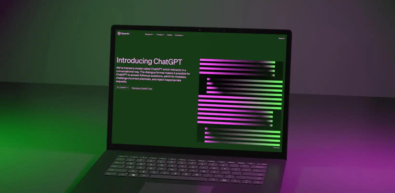 Un portátil mostrando la página de inicio de Chat GPT
