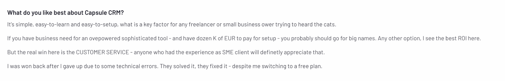 Reseña de usuario elogiando a Capsule CRM por su simplicidad, facilidad de configuración y destacado servicio al cliente, especialmente útil para freelancers y propietarios de pequeñas empresas.