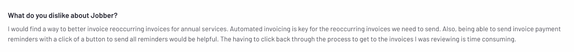 Reseña de usuario de Jobber expresando insatisfacción con el manejo de facturas para servicios recurrentes, falta de recordatorios de facturas en lote y navegación que consume mucho tiempo.
