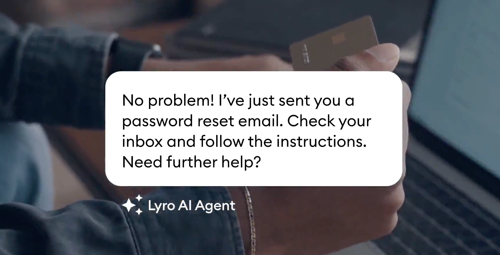 una persona sosteniendo una tarjeta de crédito junto al logotipo de lyro al agent