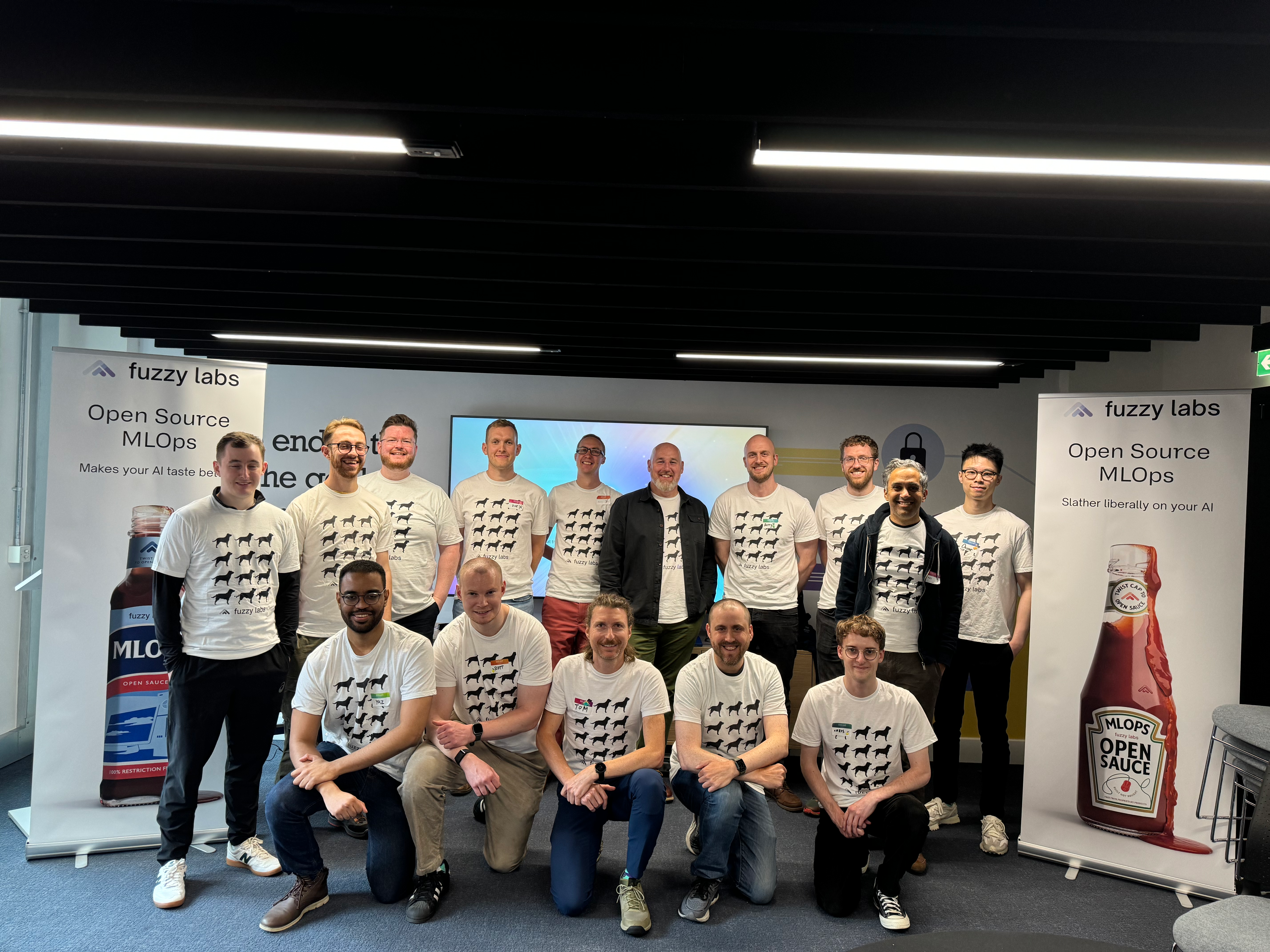 El equipo de fuzzy labs posando para una foto frente a un cartel que dice fuzzy labs