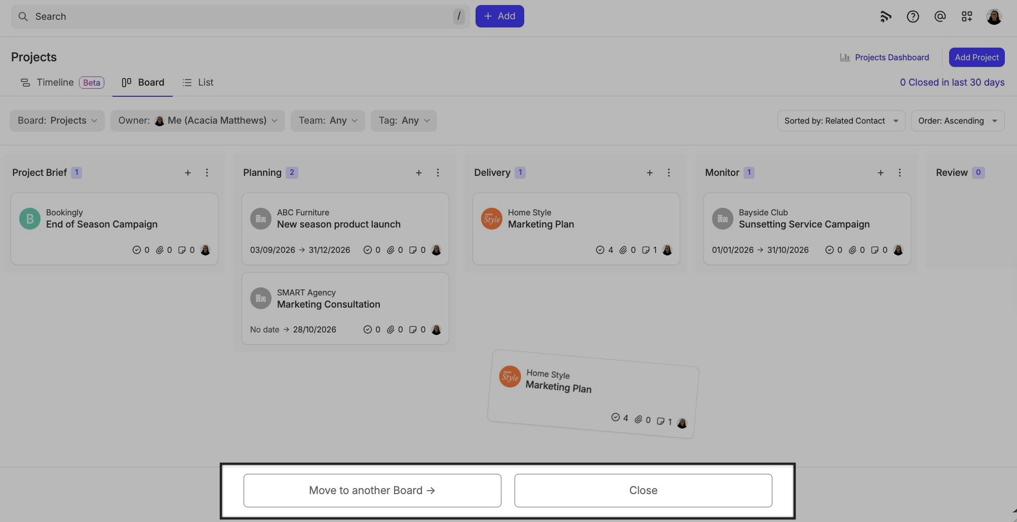 La vue Kanban du projet s’affiche avec une carte de projet en cours de déplacement vers le bas de la page. Deux boutons permettent de fermer le projet ou de le déplacer vers un autre tableau.