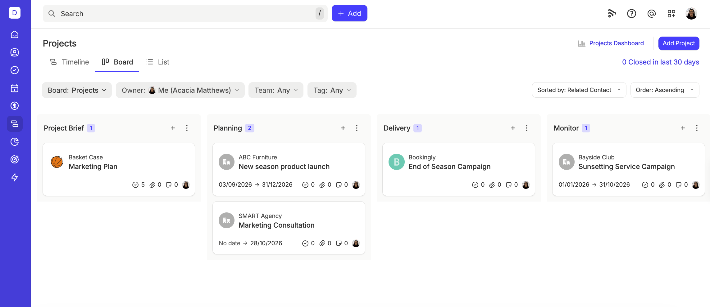 Vista de estilo Kanban que muestra columnas con títulos correspondientes a distintas etapas. Las tarjetas de los proyectos se encuentran en cada columna del tablero para mostrar su progreso.