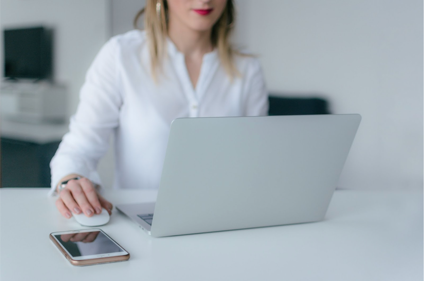 trabajando en el escritorio