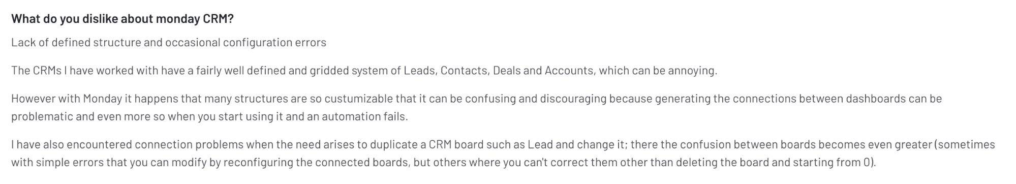 Reseña que critica a Monday CRM por su falta de estructura, conexiones confusas en los tableros y errores de automatización, lo que dificulta la gestión de tableros de CRM como Leads o Deals.