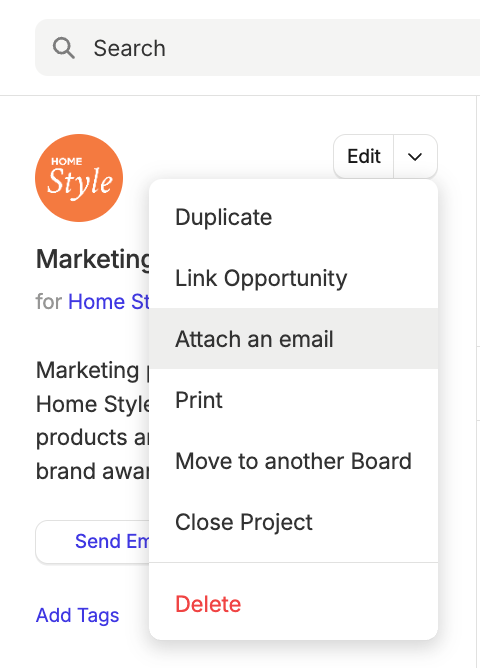 Un menu déroulant s’affiche dans un projet avec l’option permettant de joindre un e-mail