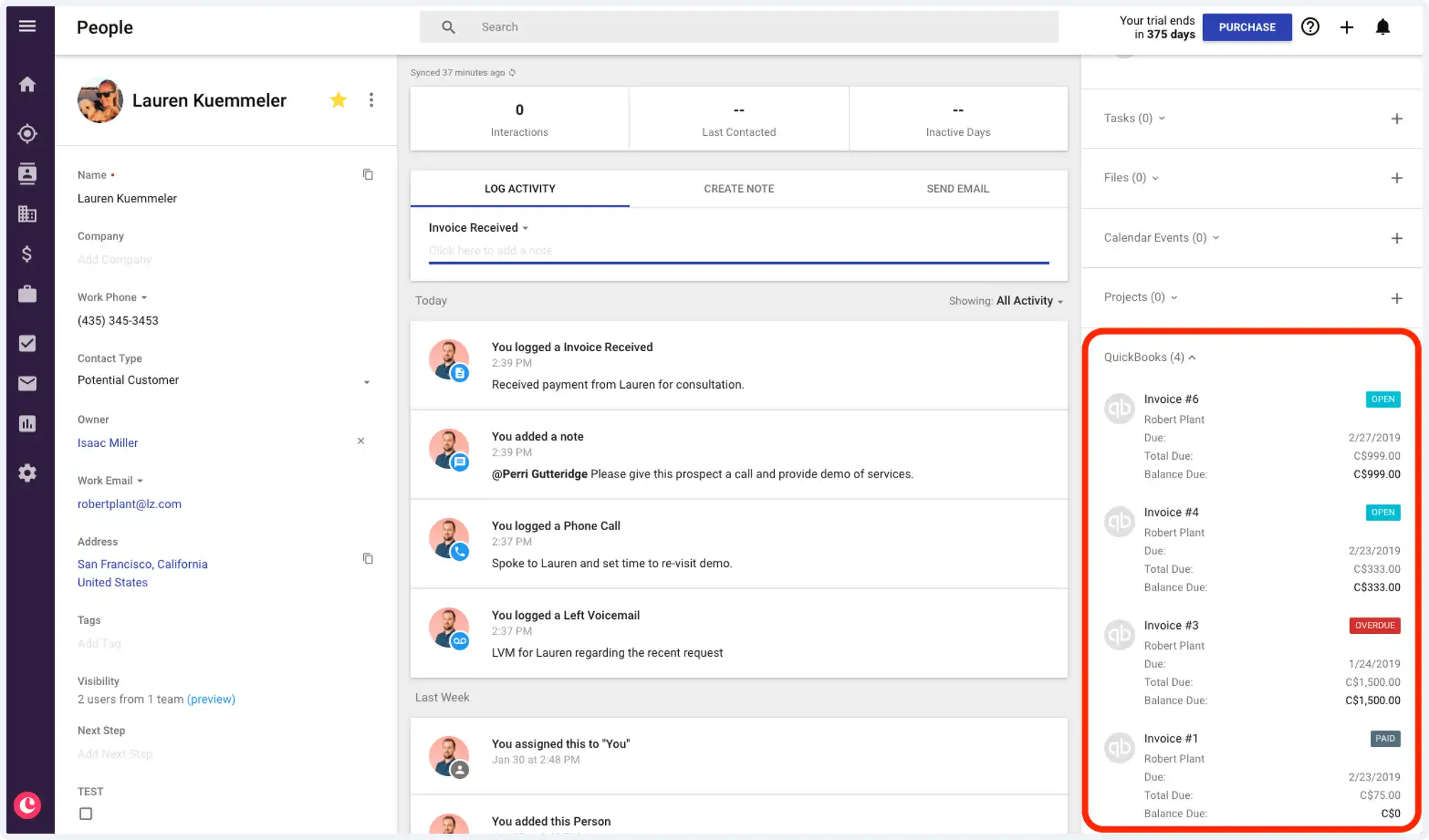 Panel de CRM que muestra el perfil de un cliente, un feed de actividad y un panel de facturas a la derecha.