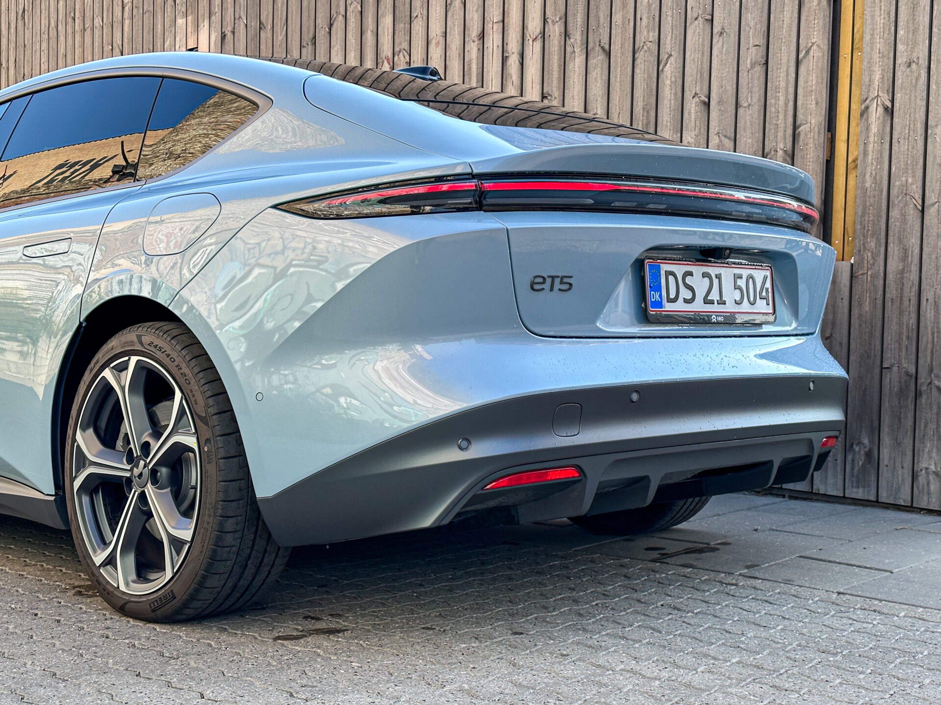 Picture of the back of a NIO ET5 standing in a backyard.