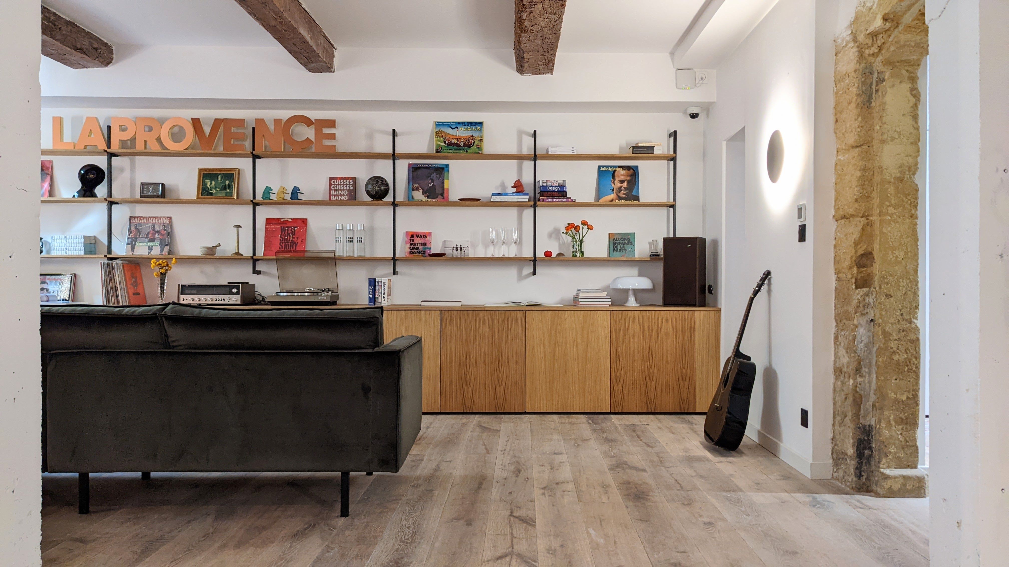 Section image Au rez de chaussée bas, les parties communes comprennent une cuisine, un espace de repos et un accès au jardin