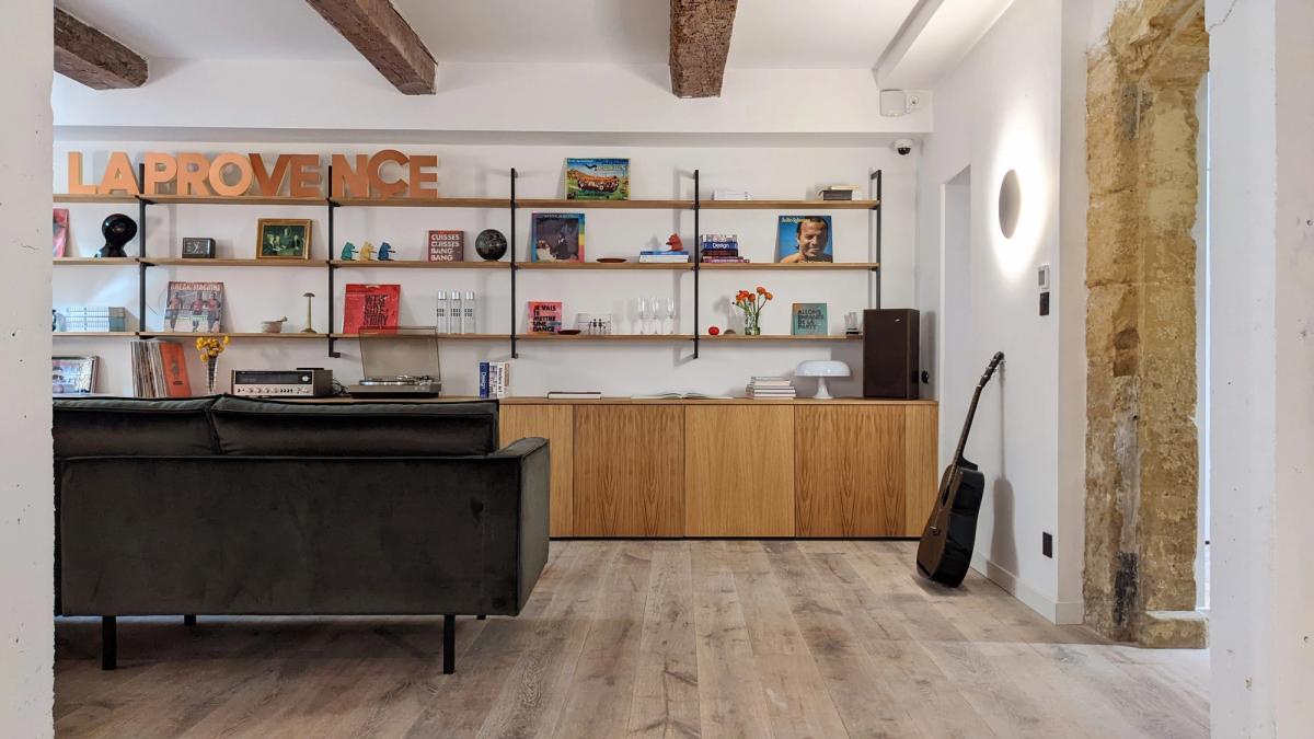 Section image Au rez de chaussée bas, les parties communes comprennent une cuisine, un espace de repos et un accès au jardin