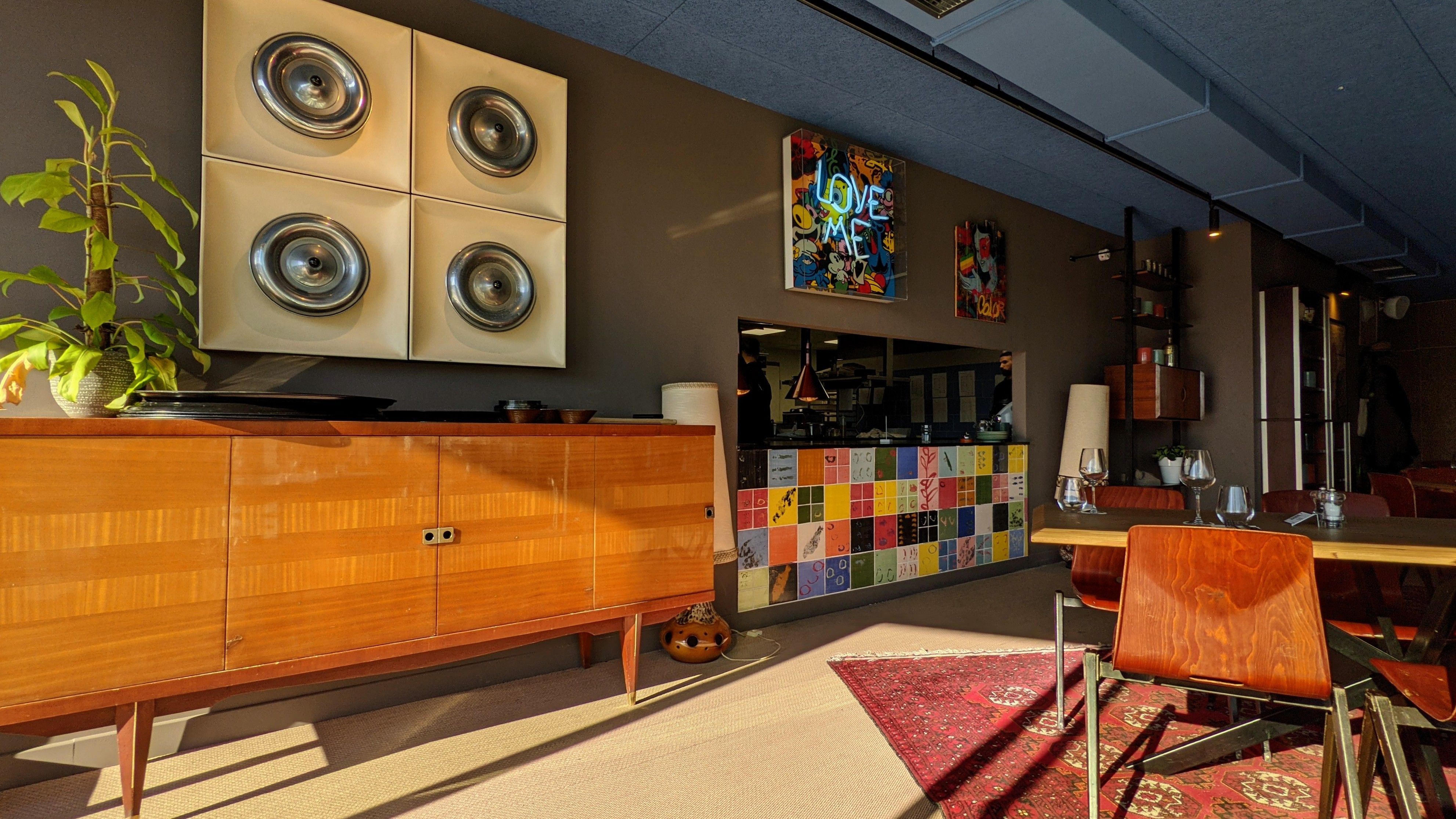 Section image La cuisine est ouverte sur la salle de restaurant. Tout le mobilier et la décoration ont été chinés par nos clients.