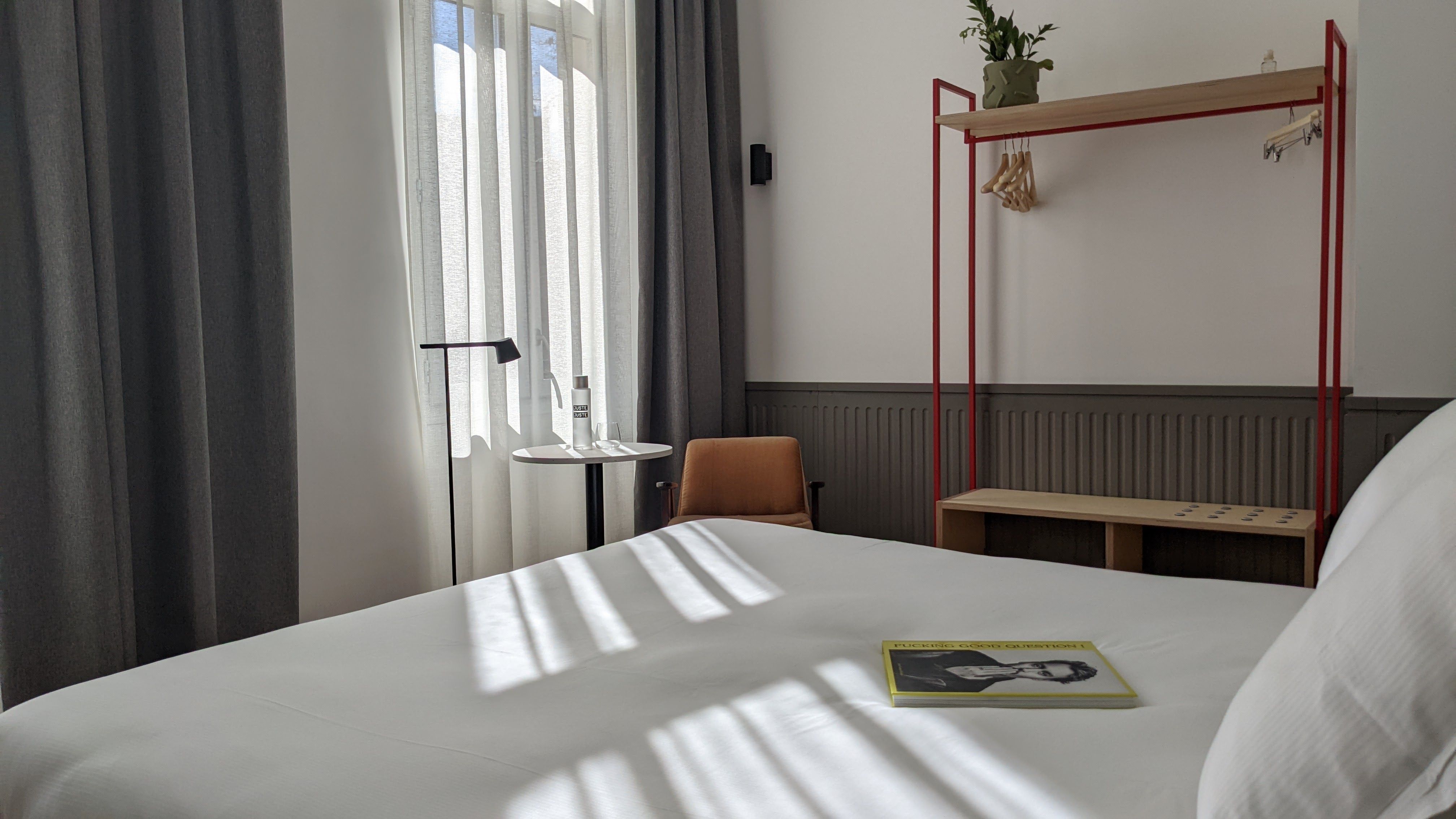 Section image Une des nombreuses chambre baignée de lumière naturelle 