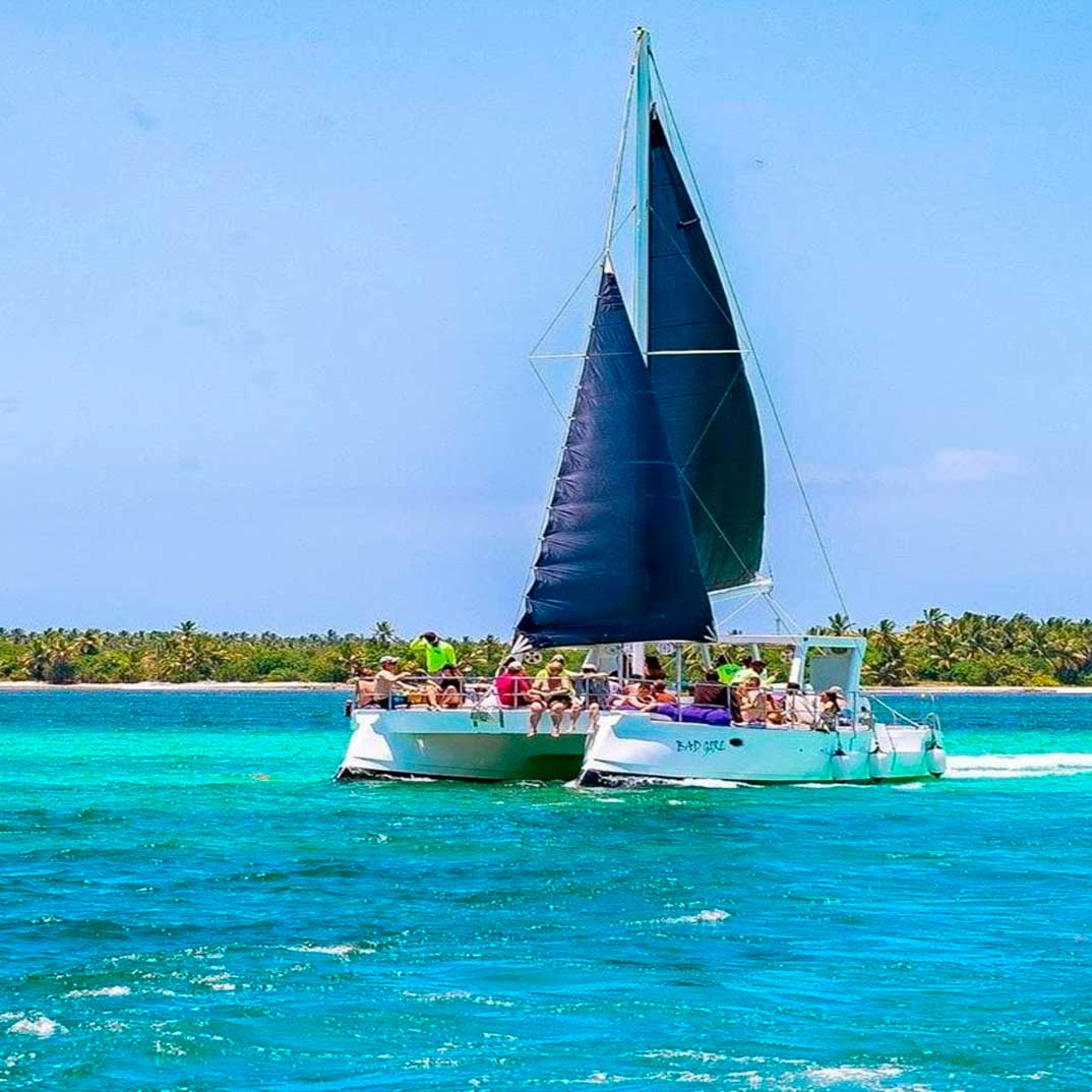 Catamaran privé le long de la côte de Bávaro