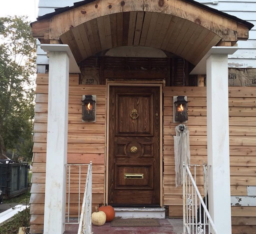 The CopperSmith Yorktown Gas Coach Bars Wall Mount Lifestyle 1