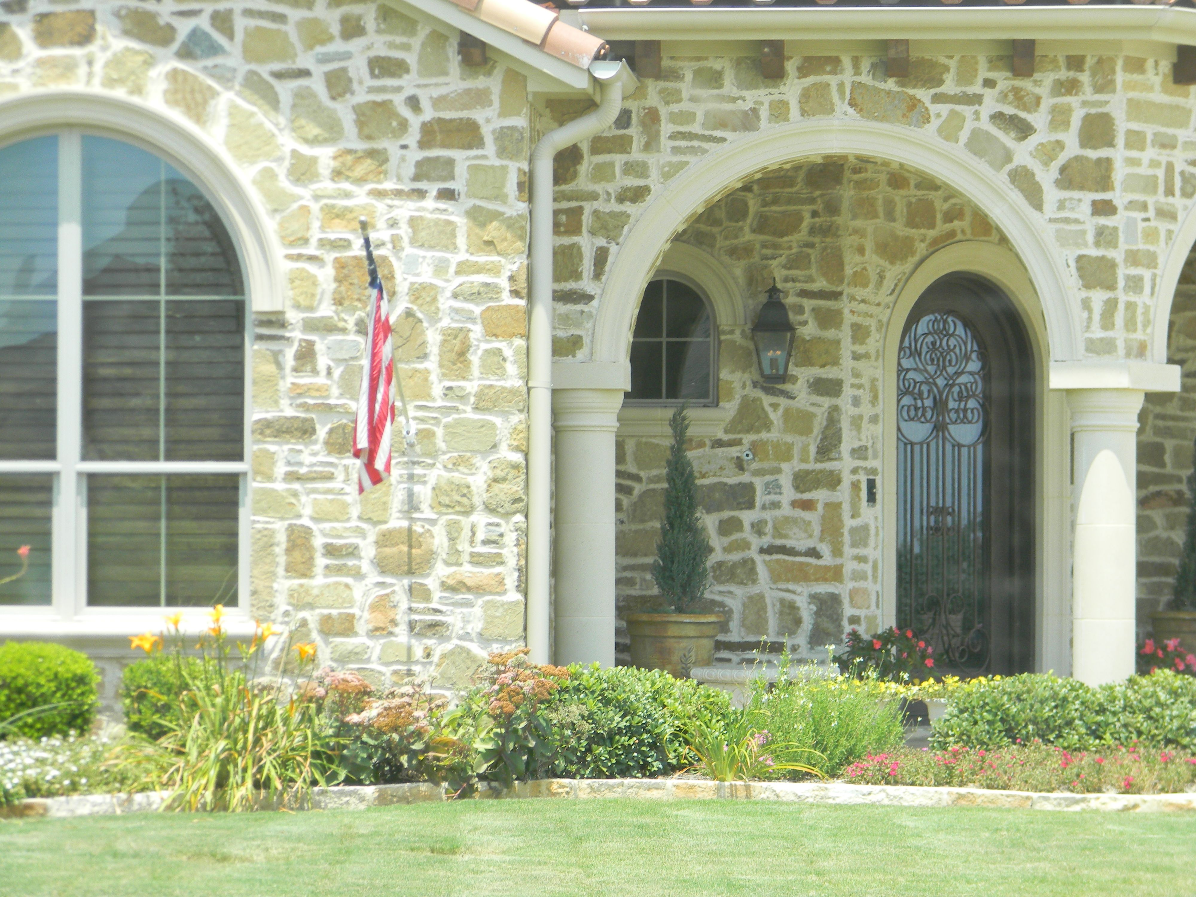 St. James Quebec Gas Wall Mount Lifestyle 80