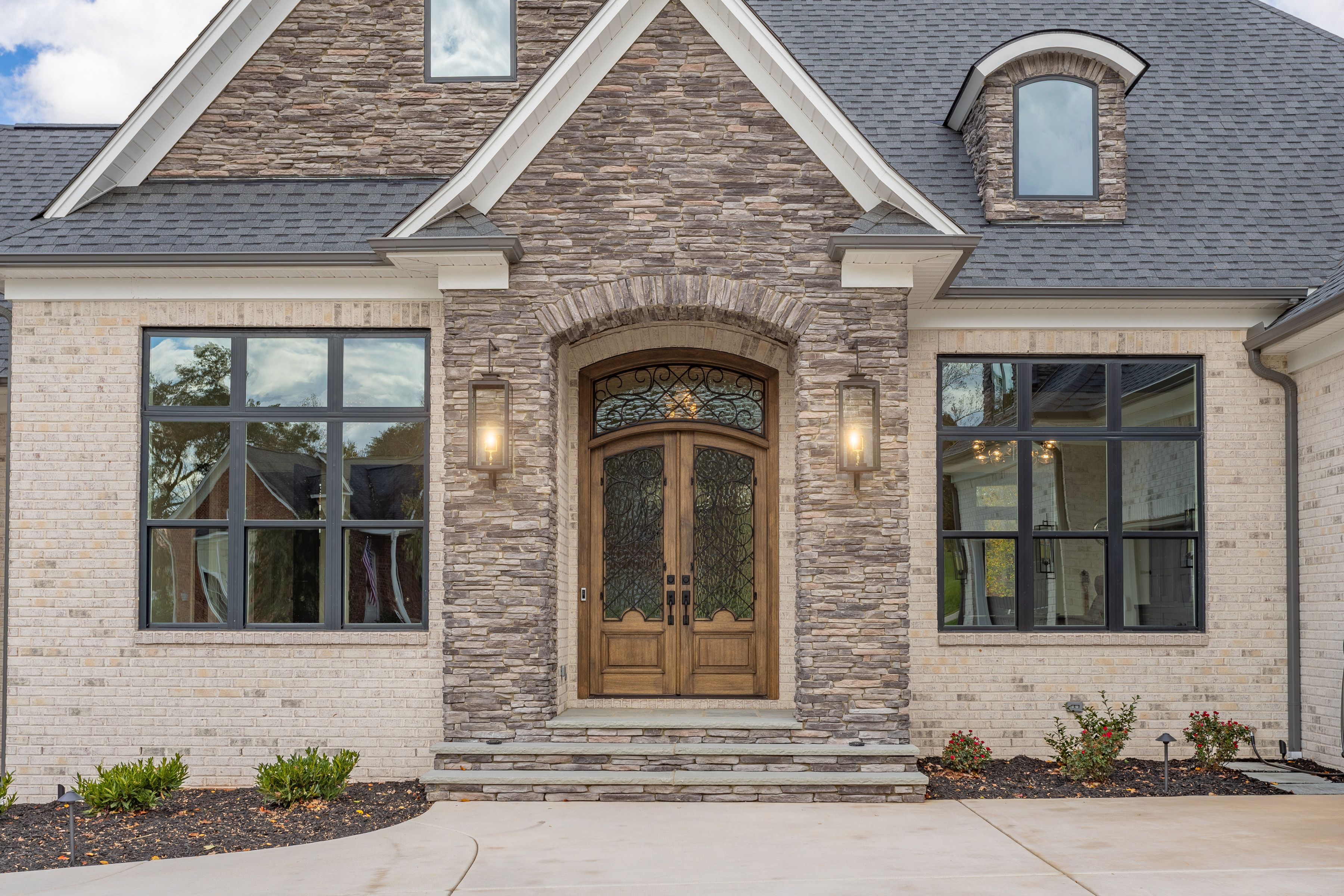 St. James Oxford Gas Wall Mount Lifestyle 11