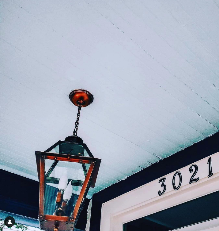 Primo Orleans Electric Chain Mount Hanging Lifestyle 11