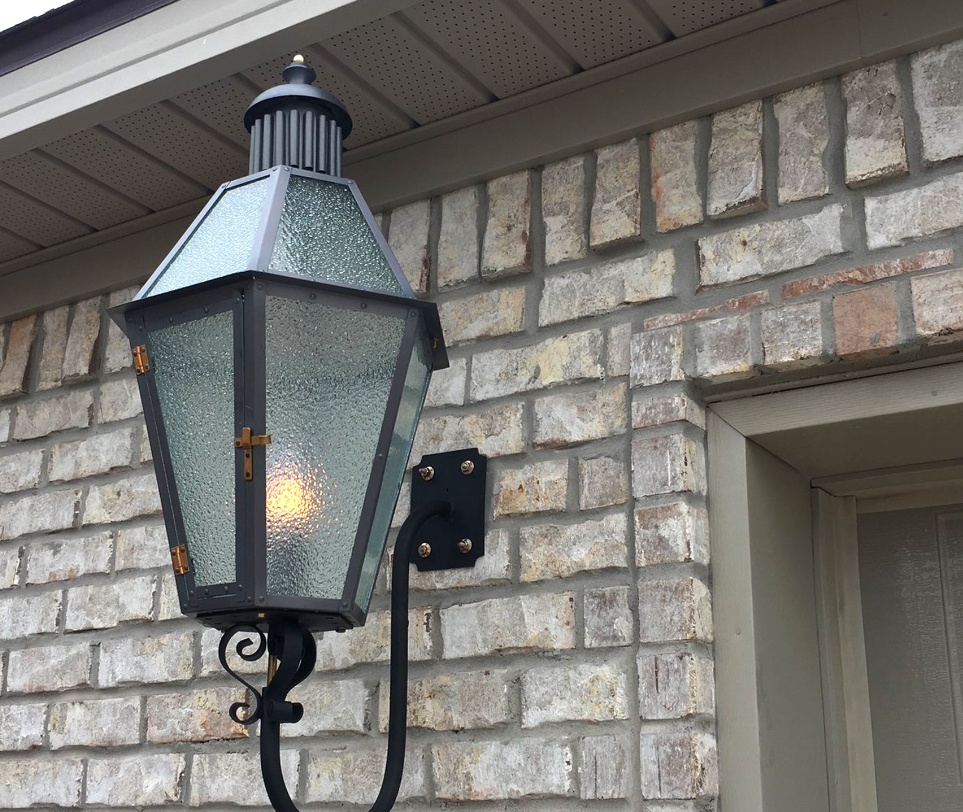 The CopperSmith Mount Vernon Electric Weiyan Goose Neck Wall Mount Lifestyle 1