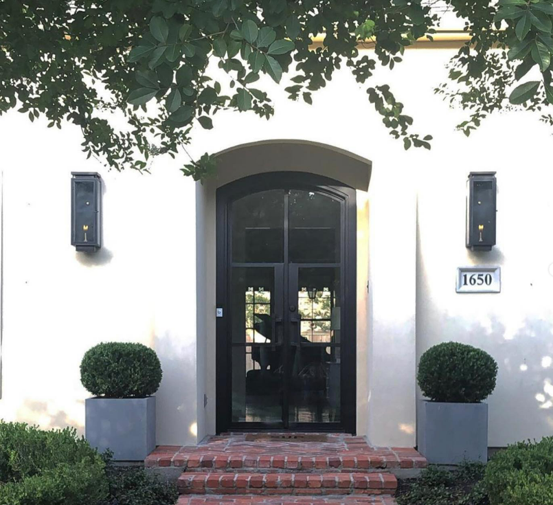 Primo Yorkshire Gas Flush Wall Mount Lifestyle 13