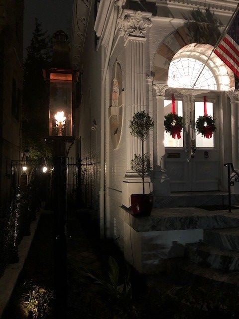 St. James Madison Gas Post Mount Lifestyle 11