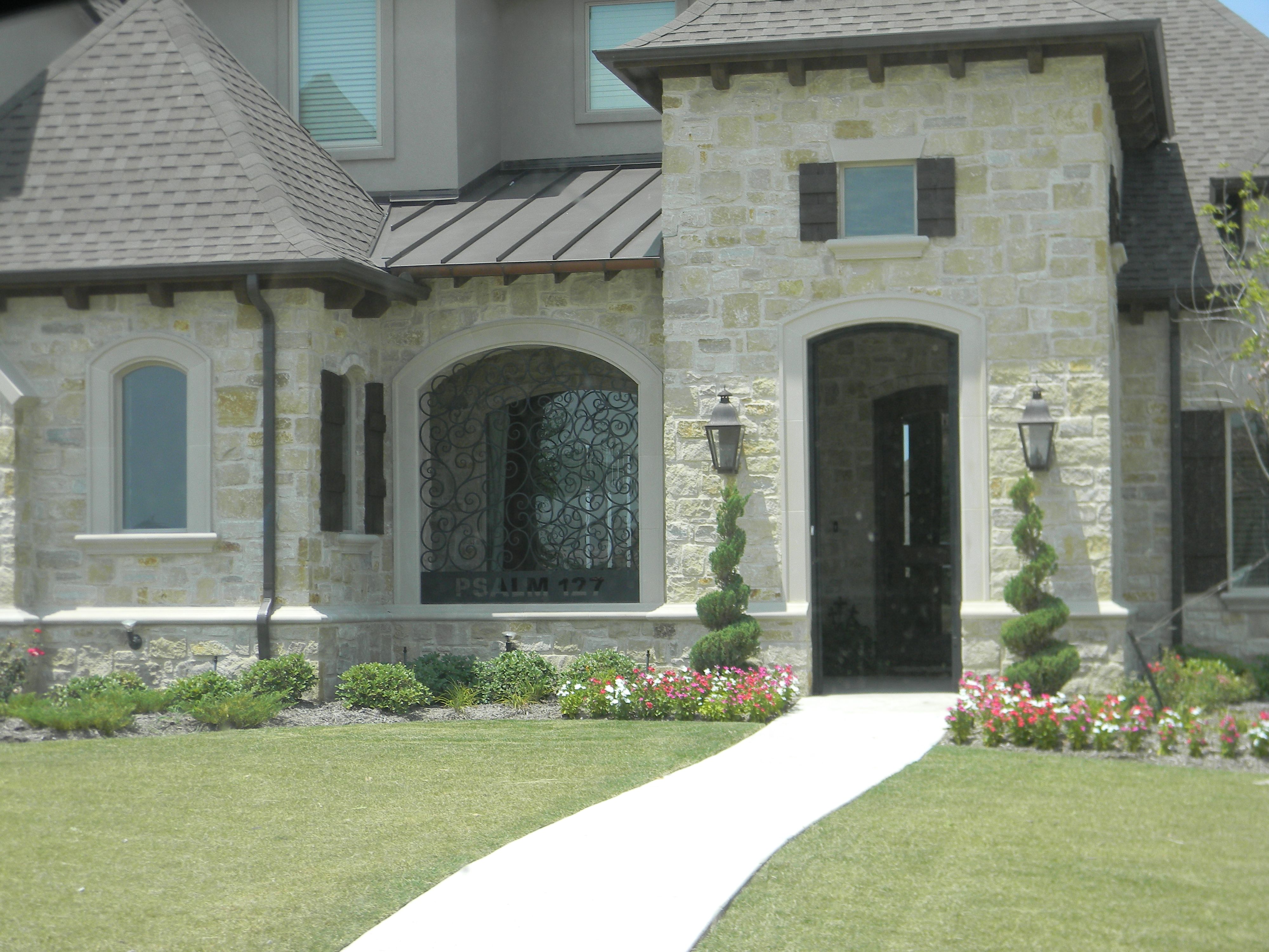 St. James Quebec Gas Wall Mount Lifestyle 65